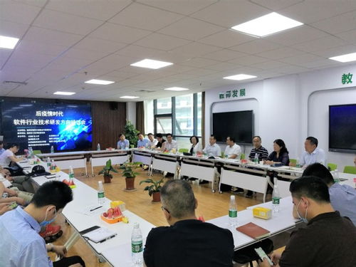計算機學院深度參與徐州軟件行業(yè)技術研發(fā)方向研討會，共繪軟硬件協(xié)同創(chuàng)新藍圖